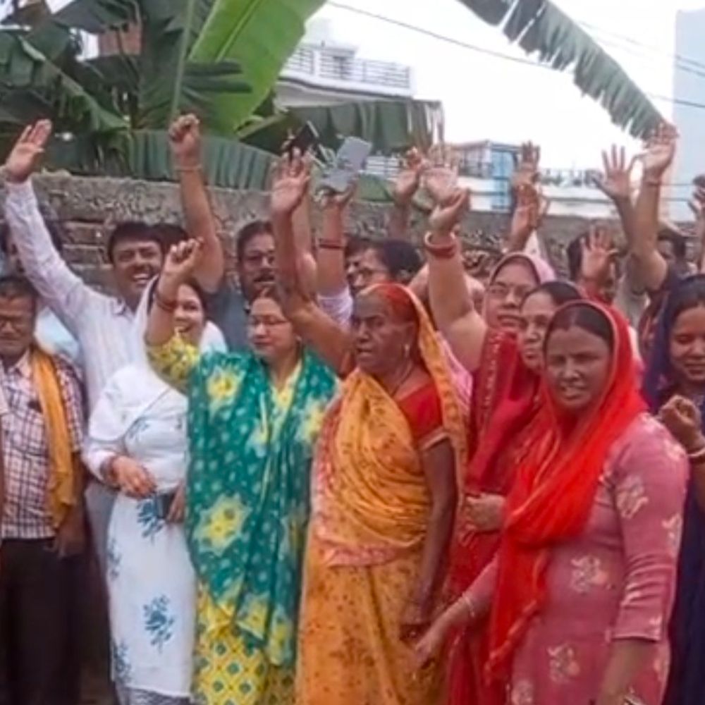 बलिया में आबादी क्षेत्र में शराब दुकान का विरोध:निवासियों ने कहा- दुकान आबादी क्षेत्र से दूर खोली जाए