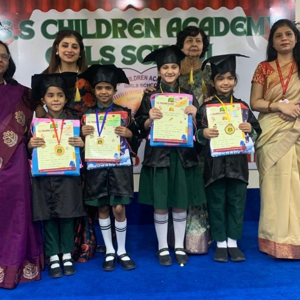 मुरादाबाद में एस.एस. चिल्ड्रन अकादमी गर्ल्स स्कूल के नतीजे घोषित:मेधावी छात्राओं को पदक पहनाकर सम्मानित किया