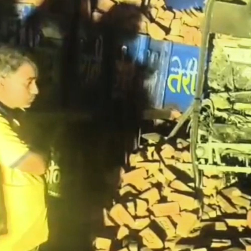 अलीगढ़ में बस और ट्रैक्टर में टक्कर, 15 यात्री घायल:ड्राइवर और कंडक्टर घायल, इलाज के अस्पताल में भर्ती