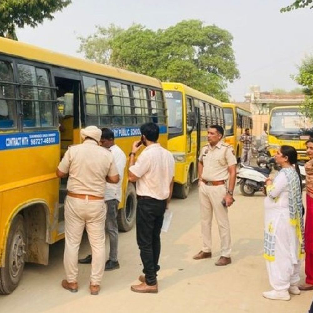 यूपी में स्कूली वाहनों की चेकिंग का विशेष अभियान:1 से 15 अप्रैल तक चलेगा, हरदोई में सख्ती शुरू