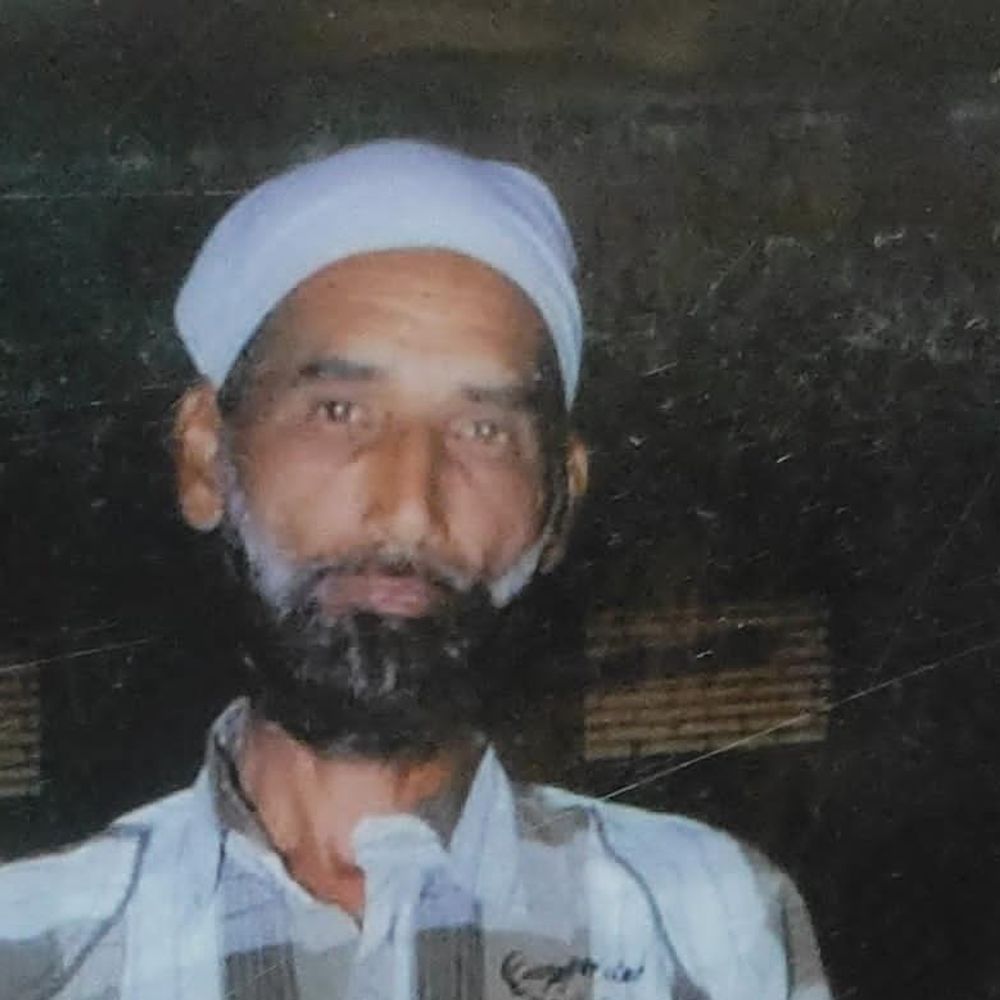 खाली घर की सीढ़ियों के नीचे मिला अधेड़ का शव:पीलीभीत में संदिग्ध हालत में हुई मौत, पुलिस जांच में जुटी