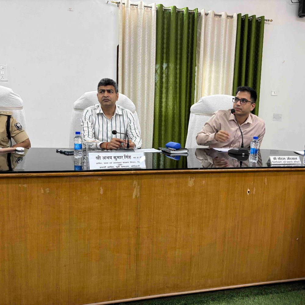 पूर्वी चंपारण में गैस-पेट्रोल की किल्लत नहीं- प्रभारी सचिव:अधिकारियों संग की बैठक,कहा-कालाबाजारी-जमाखोरी बर्दाश्त नहीं