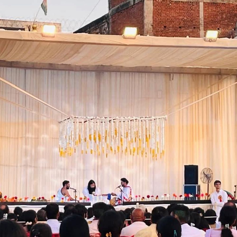 कानपुर में सोमनाथ ज्योतिर्लिंग के मूल अवशेषों के दर्शन:बीएनएसडी शिक्षा निकेतन में उमड़ा आस्था का सैलाब; 'हर-हर महादेव' से गूंजा परिसर