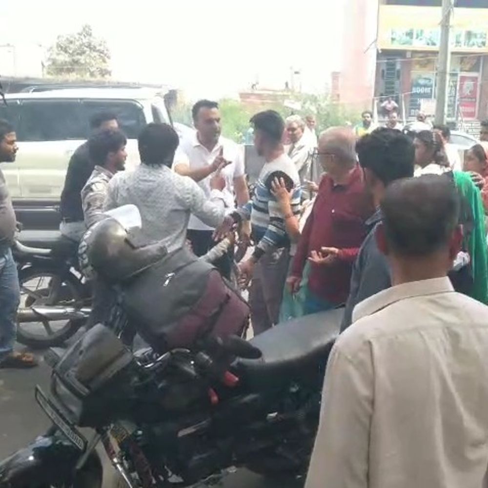 बागपत में गन्ने के जूस पर मारपीट:PWD गेस्ट हाउस के पास दो पक्षों में हुई झड़प