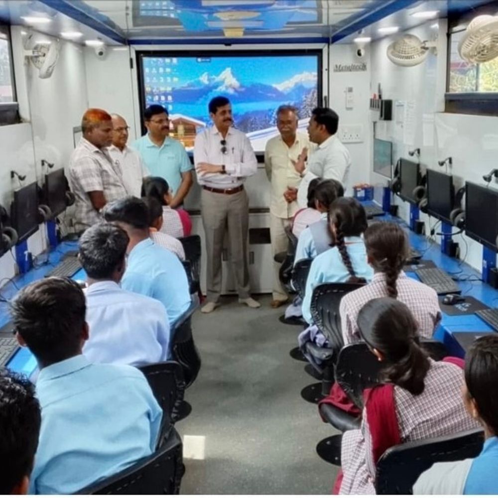 ग्रामीण छात्रों को 'वाह बस' से मुफ्त कंप्यूटर शिक्षा:डालमिया भारत फाउंडेशन की पहल, बस में मिलेगा कंप्यूटर और इंटरनेट