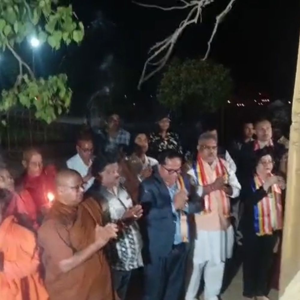 कंबोडियाई राजदूत ने श्रावस्ती में दिया विश्व शांति का संदेश:बौद्ध तपोस्थली में 2500 दीप जलाकर की विशेष पूजा-अर्चना