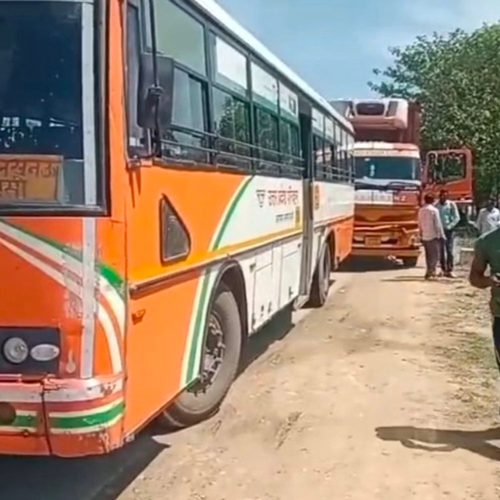 अमेठी सड़क हादसा, तीन वाहनों की टक्कर:ट्रक-बस-ई-रिक्शा की भिड़ंत, 6 लोग घायल, अस्पताल में भर्ती, पुलिस जांच में जुटी