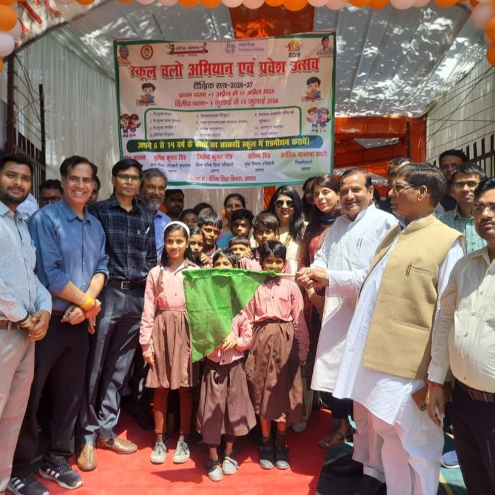 नए सत्र के साथ 'स्कूल चलो' अभियान शुरू:जरूरतमंद बच्चों को दी गई शैक्षिक सामग्री, सैयद बरहन विद्यालय में फूल देकर किया बच्चों का स्वागत
