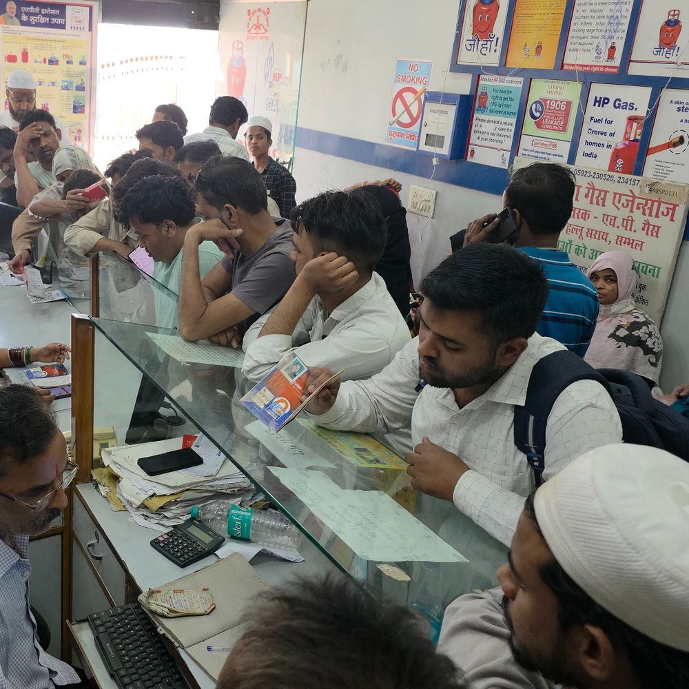 संभल में ओटीपी के 5 दिन बाद सिलेंडर डिलीवरी:केवाईसी अधूरी और मोबाइल बदलने से उपभोक्ता परेशान, चूल्हे पर बन रहा खाना