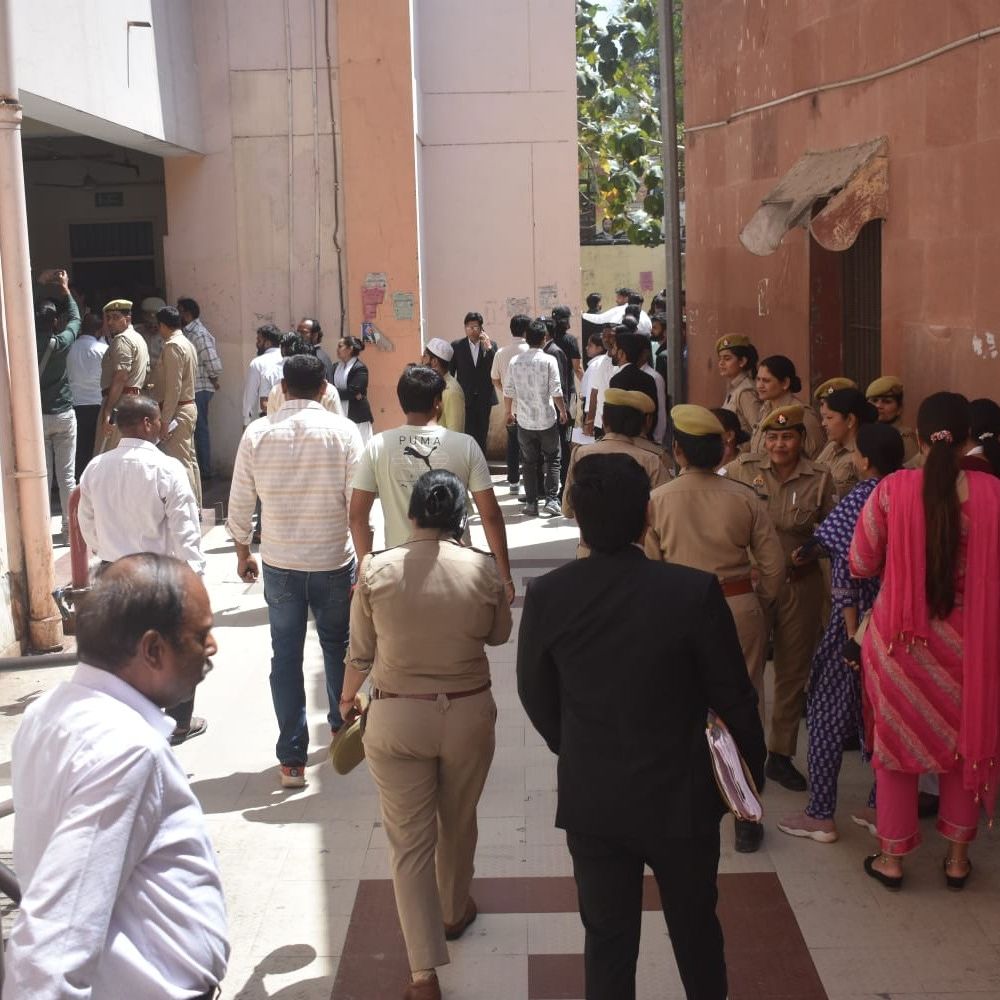 मेरठ कचहरी को बम से उड़ाने की धमकी:परिसर खाली कराया, सभी प्रवेश मार्ग को बंद; सुरक्षा एजेंसियां जांच में जुटीं