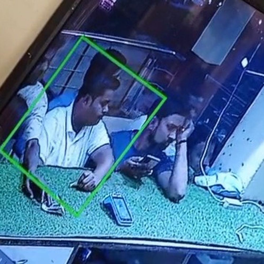 उन्नाव में मॉडल शॉप से स्कैनर मशीन चोरी, VIDEO:ग्राहक बनकर दुकान में दाखिल होता चोर CCTV में कैद, पुलिस तलाश में जुटी