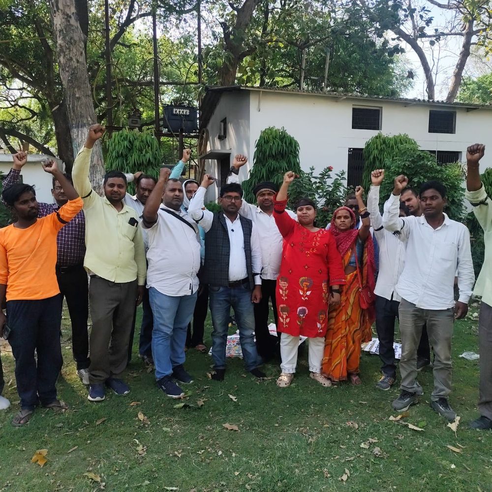 प्रयागराज में सफाई कर्मियों ने काला दिवस मनाया:चार श्रम कोड वापस लेने की मांग पर काली पट्टी बांधकर विरोध