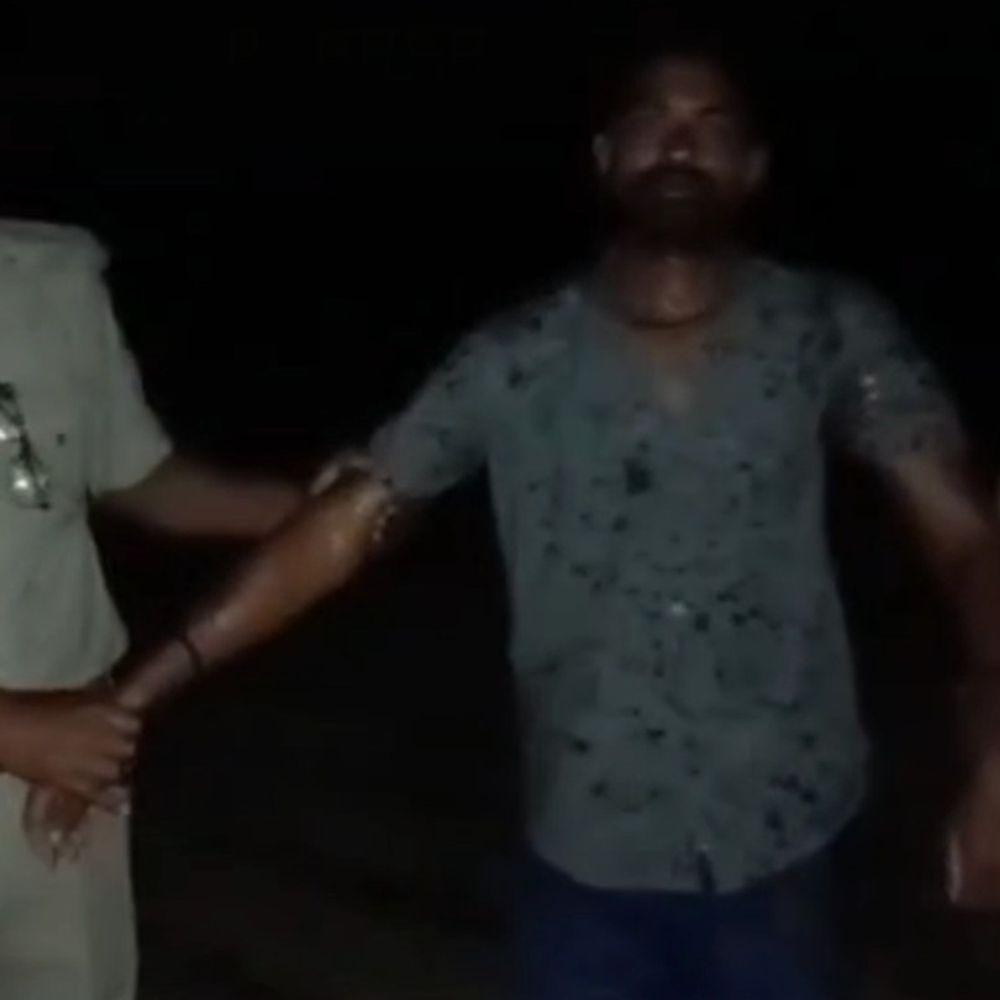 सुलतानपुर में गौकशी के आरोपी से पुलिस की मुठभेड़:गोसाईगंज में एक के पैर में लगी गोली, तीन आरोपी गिरफ्तार; दो तमंचे बरामद