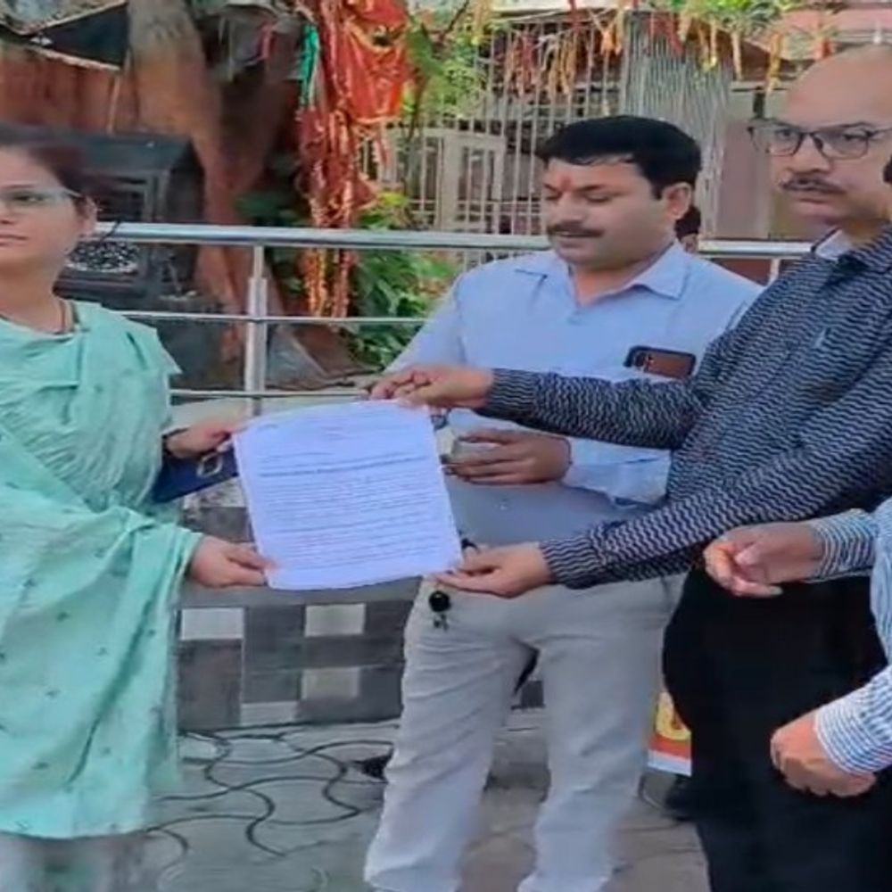 सेल्स प्रमोशन कर्मचारियों का शाहजहांपुर में प्रदर्शन:केंद्र सरकार पर काला कानून बनाने का आरोप, बोले-आज काला दिन मना रहे हैं