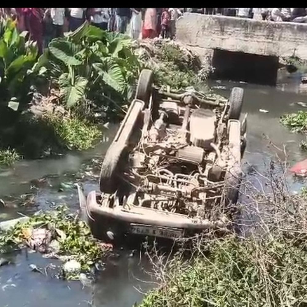 हाथरस में ईको वैन रजवाह में गिरी:नगला भोजा के पास हादसा, फंसे लोगों को बाहर निकाला गया