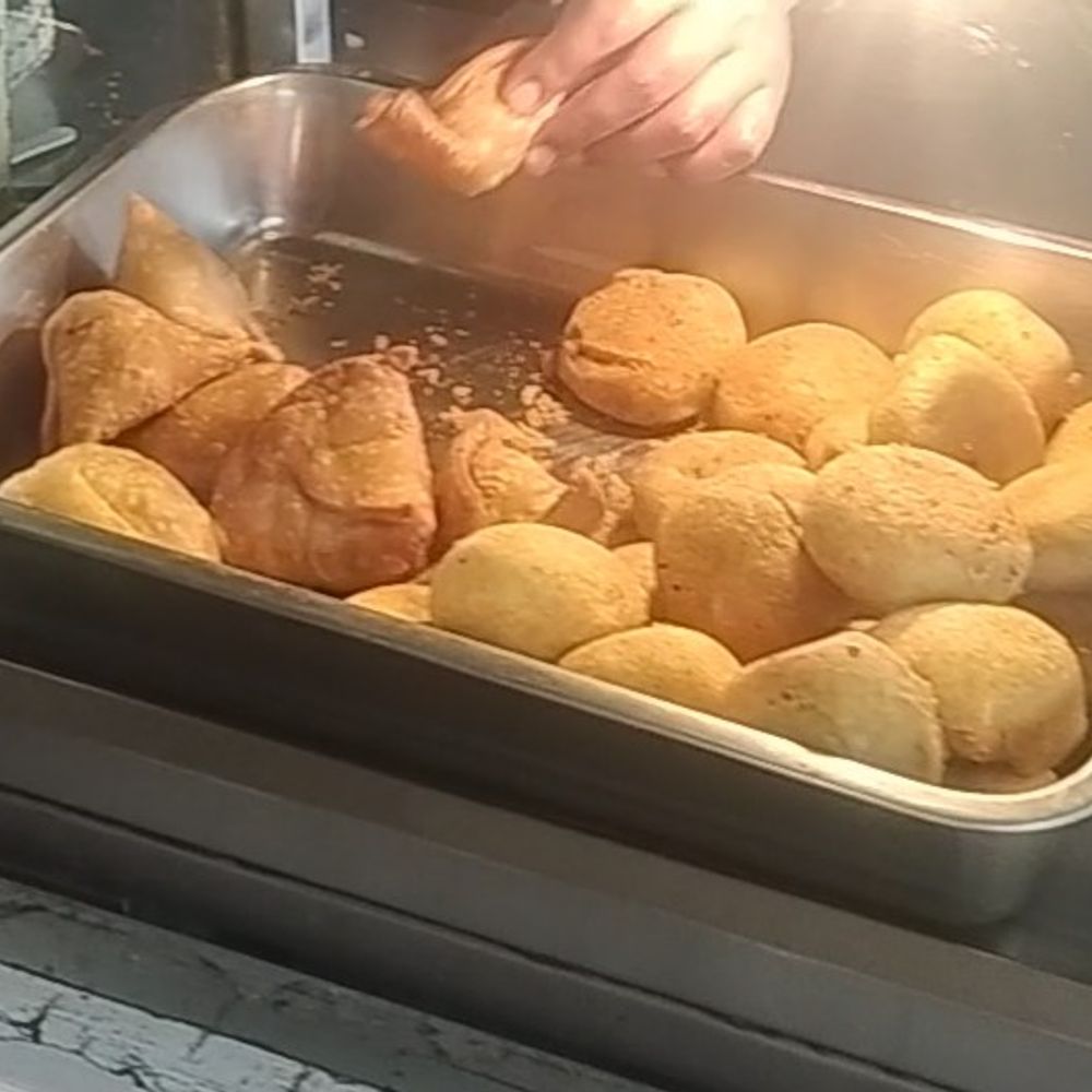 कमर्शियल सिलेंडर के दाम बढ़ने से जबलपुर में नाश्ता महंगा:जलेबी 300 रुपए किलो, समोसे के दाम भी बढ़े