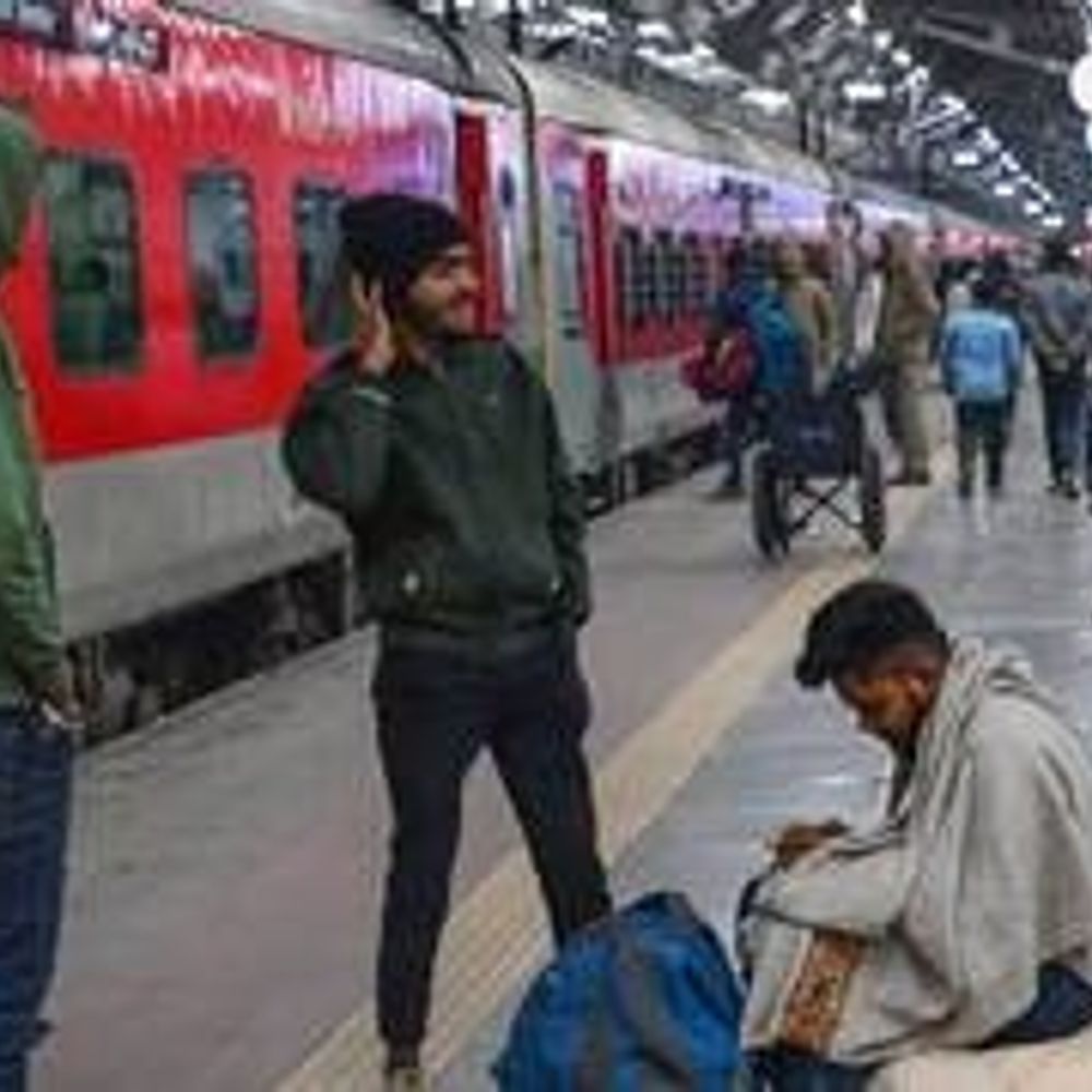 प्रयागराज मंडल ने ट्रेन समयपालन में नया रिकॉर्ड बनाया:एक दिन में 98.85% और प्रतिदिन 400 से अधिक ट्रेनें संचालित