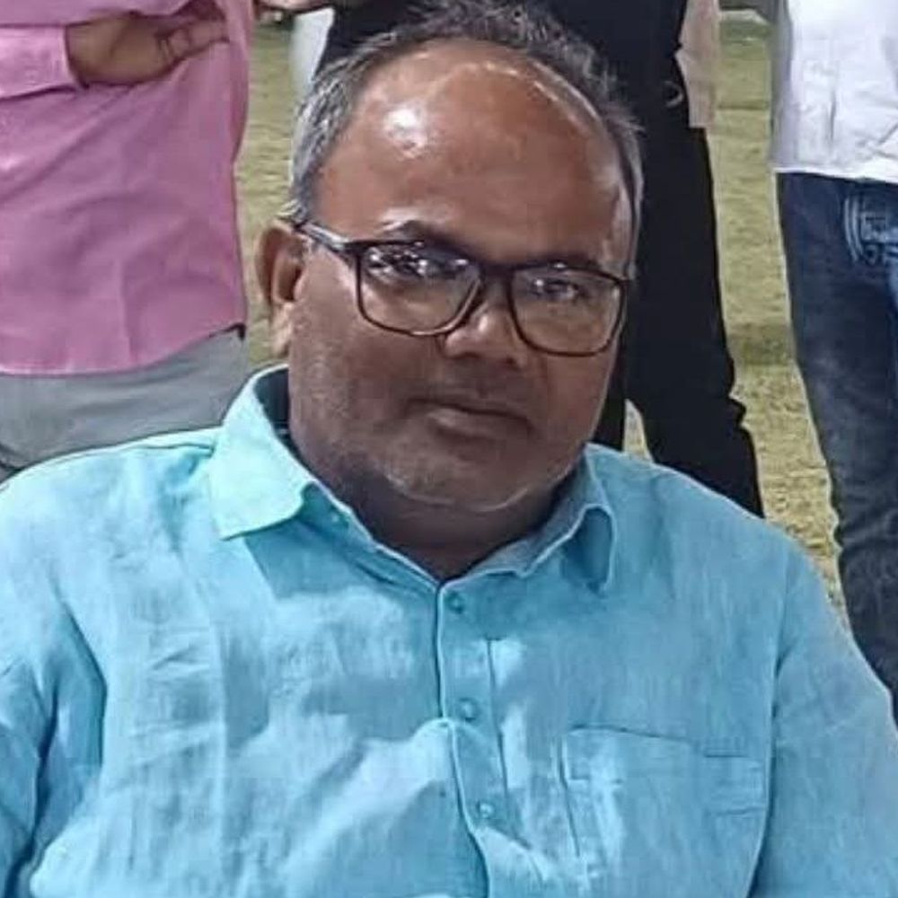 महोबा में संदिग्ध हालत में प्रधानाचार्य का शव मिला:परिजनों ने हत्या की आशंका जताई, दूध लेकर बुलेट बाइक से घर लौट रहे थे