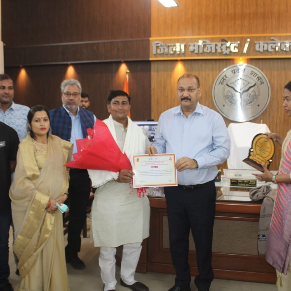 पीएम ने 'मन की बात' में की सराहना:मेरठ के अरुण कुमार को जिलाधिकारी ने किया सम्मानित