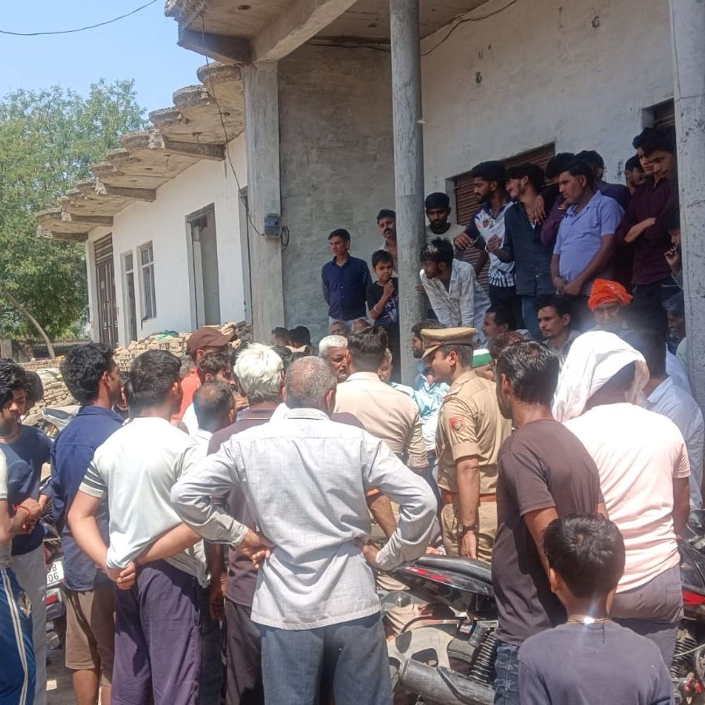 बस्ती के बीच शराब ठेका, ग्रामीणों का प्रदर्शन:फिरोजाबाद में बच्चों और महिलाओं की सुरक्षा पर खतरा, माहौल खराब होने का आरोप