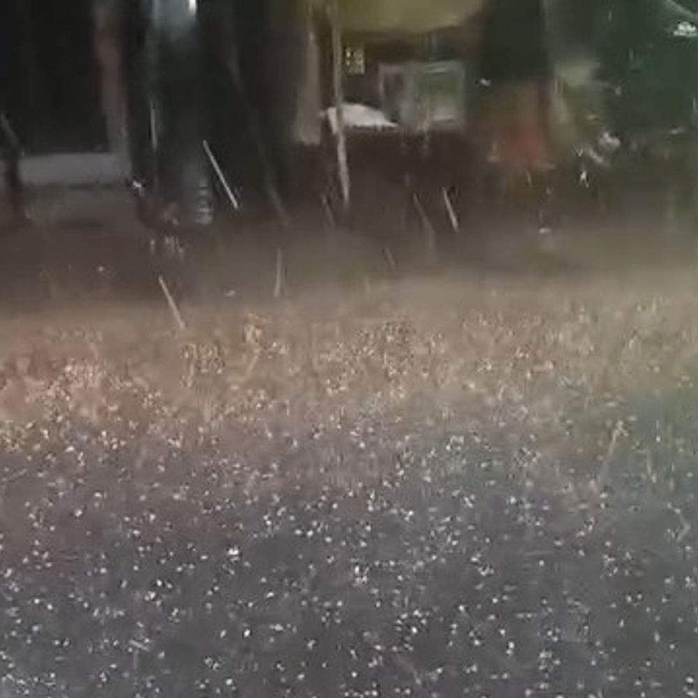 कन्नौज में देर रात बदला मौसम:बारिश के साथ ओले गिरे, किसानों की बढ़ी चिंता; कई जगह बिजली गुल