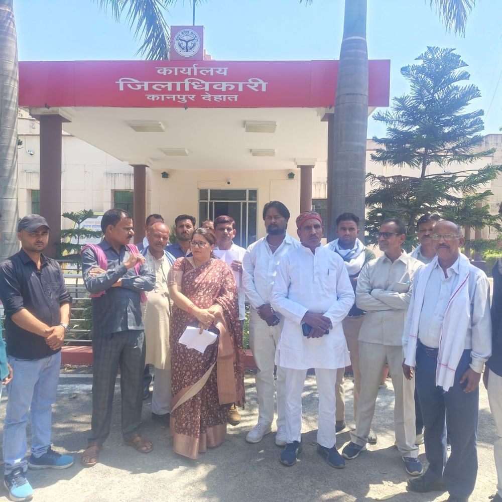 स्ट्रीट लाइट, सड़क निर्माण की मांग पर डीएम को ज्ञापन:कानपुर देहात में सिकंदरा-राजपुर मार्ग पर अंधेरा, सिंगरौली सड़क अधूरी