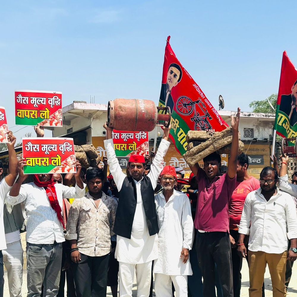 कमर्शियल गैस मूल्य वृद्धि पर सपा का प्रदर्शन:देवरिया में कार्यकर्ताओं ने की कीमत वापस लेने की मांग