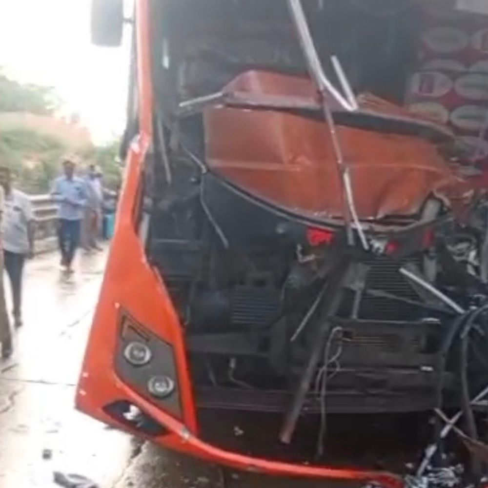 बाराबंकी में बस-ट्रक-कार की टक्कर:लखनऊ से गोंडा जा रही थी, 4 यात्री गंभीर रूप से घायल