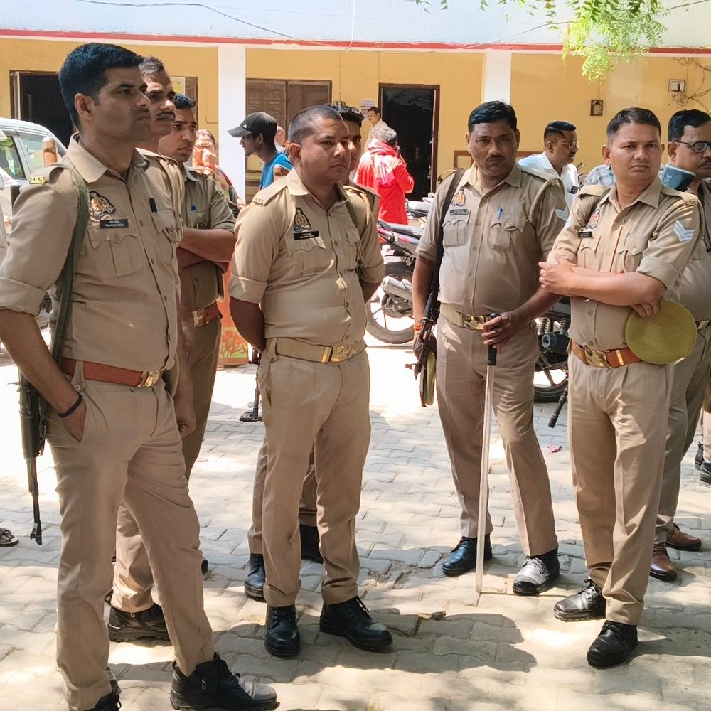 मिर्जापुर में छात्र नेता की पिटाई पर प्रदर्शन:कटरा कोतवाली प्रभारी समेत पुलिसकर्मियों के निलंबन की मांग