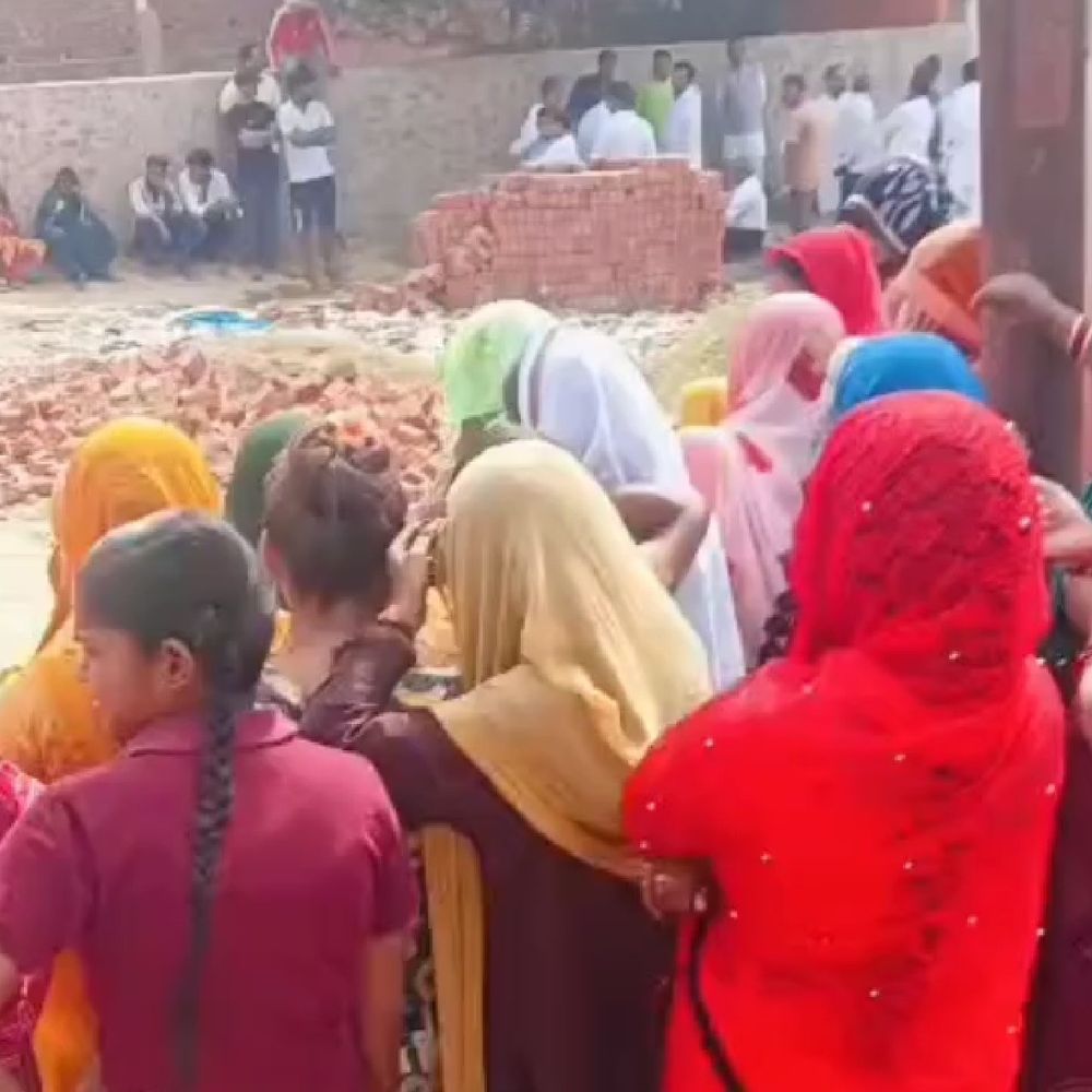 देवरिया में स्कूल निर्माण पर विवाद:जमीन का दायरा बढ़ाकर रास्ता बंद करने का आरोप, पुलिस ने शांत कराया हंगामा