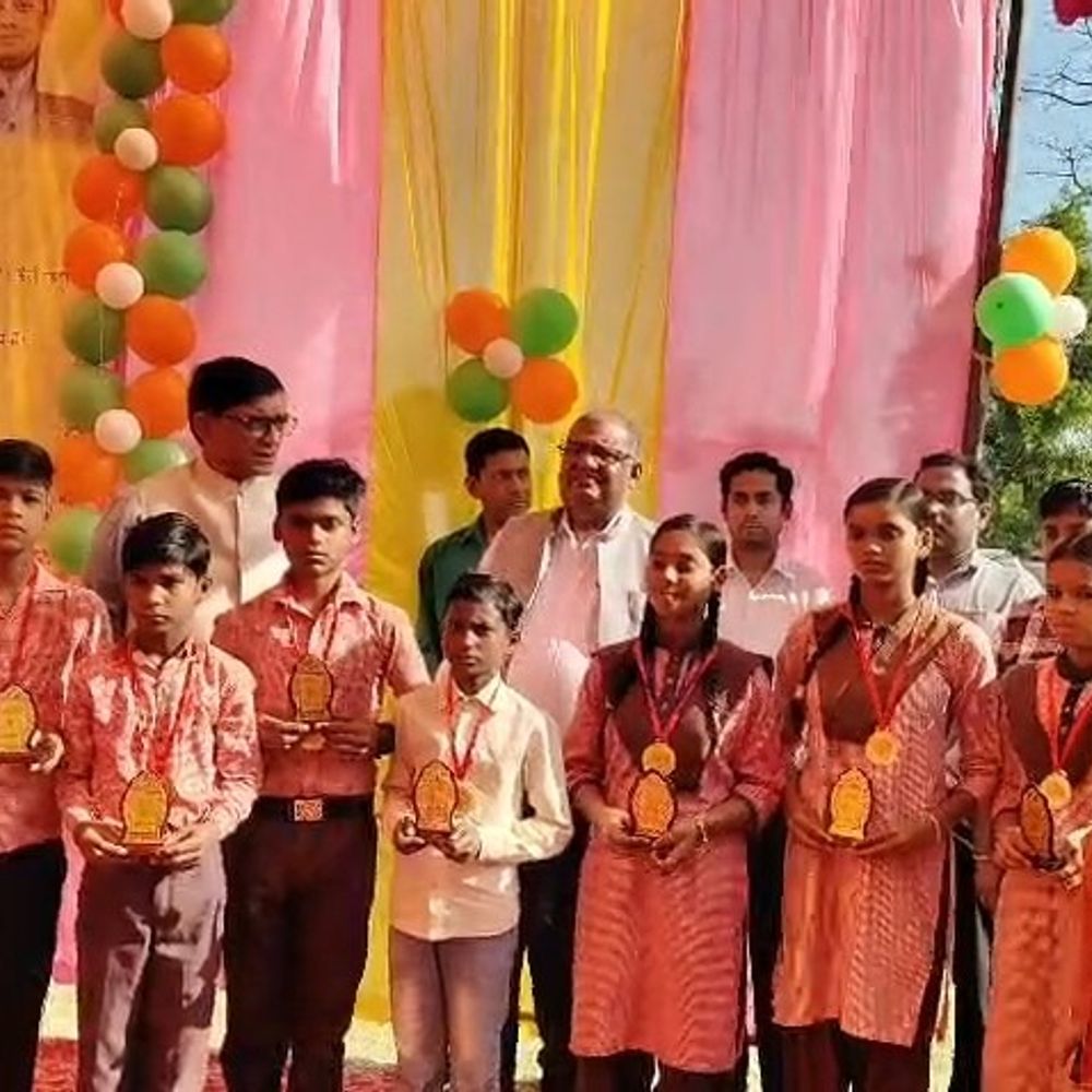 पीलीभीत में स्कूल चलो अभियान की शुरुआत:डीएम ने फूल-माला पहनाकर बच्चों का किया स्वागत