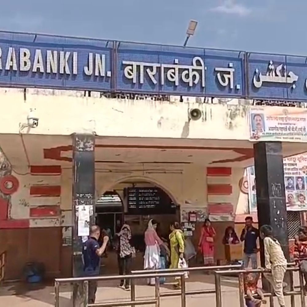 बाराबंकी स्टेशन पर ट्रेन से कटकर वेंडर की मौत:अवैध तरीके से चलती ट्रेन में बेच रहा था समोसा, मामले की जांच शुरू