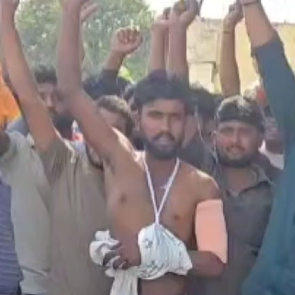 देवरिया में टैंकर चालकों की हड़ताल:ड्राइवर से पेट्रोल पंप मालिक ने की थी मारपीट, पुलिस ने समझाकर खत्म कराया प्रदर्शन