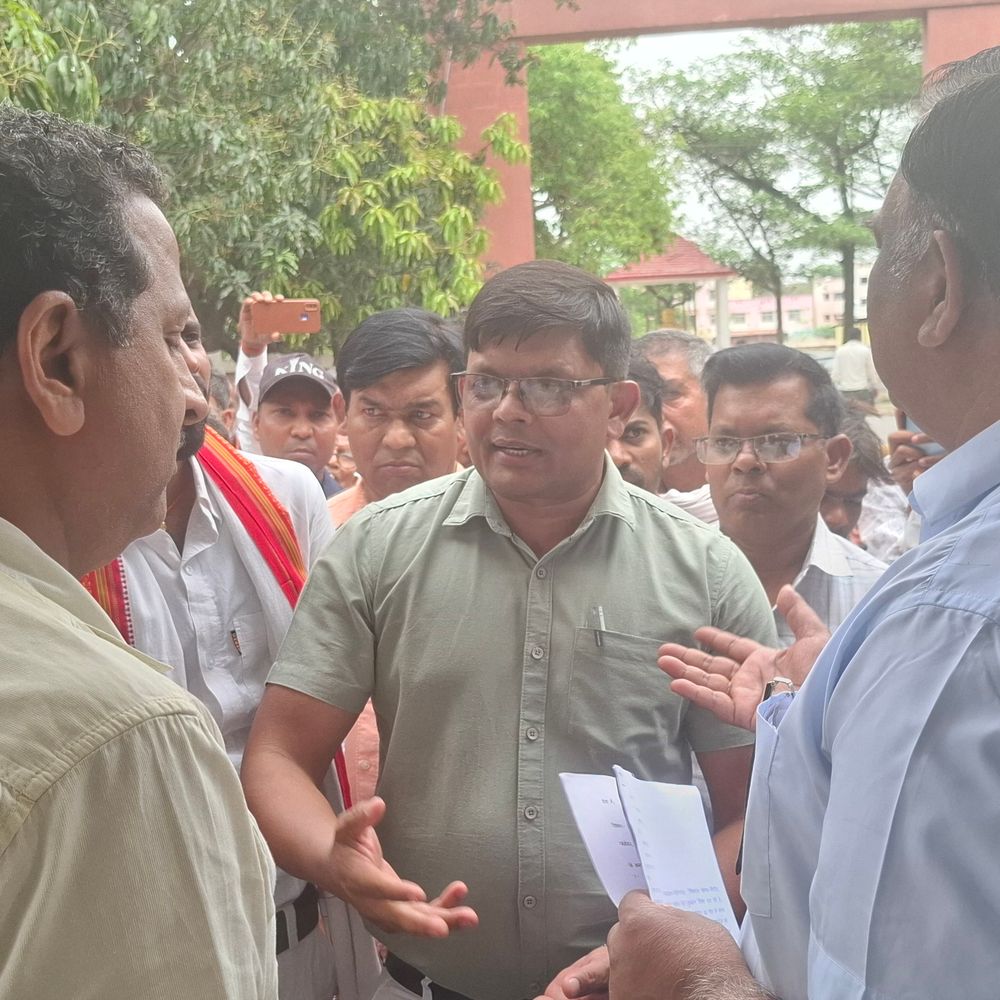 महराजगंज में 30 माह से कोटा दुकान खाली:दो बार चयन प्रस्ताव पारित, लाइसेंस नहीं मिलने पर महिलाओं ने दी अनशन की चेतावनी