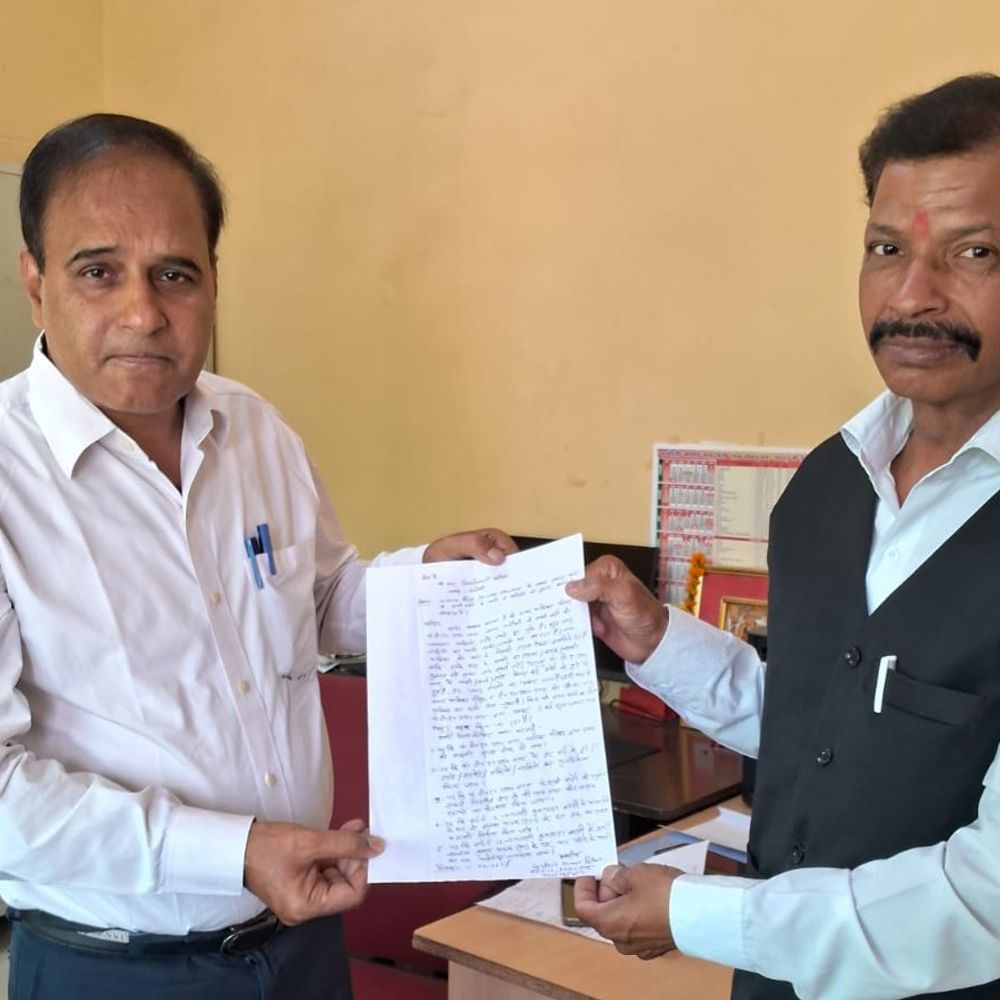 चंदौली अधिवक्ता ने डीएम को सौंपा ज्ञापन:सिक्स लेन सड़क और मनमाने हाउस टैक्स को लेकर उठाई आवाज