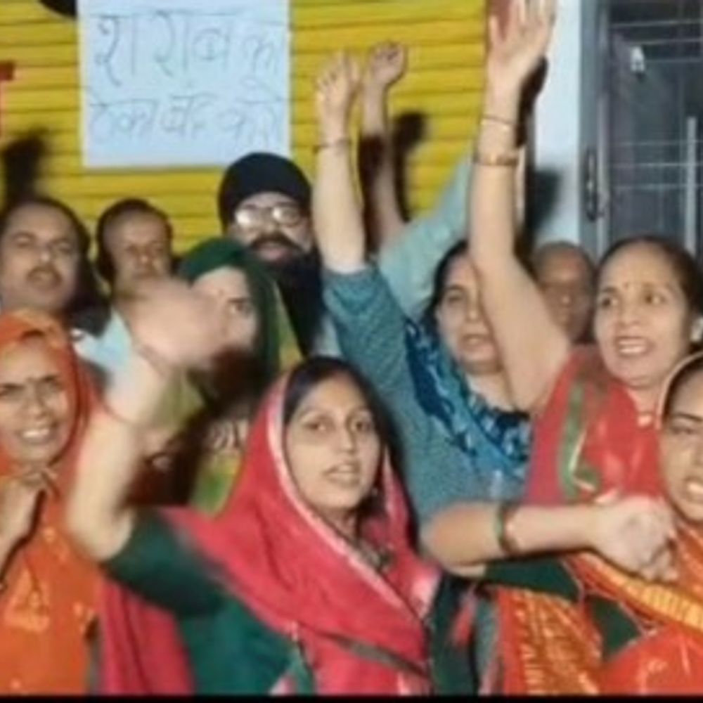 शिवपुरी में शराब दुकान के विरोध में सुंदरकांड पाठ:रहवासियों ने दिया धरना, बोले- दुकान हटवाए बिना नहीं हटेंगे