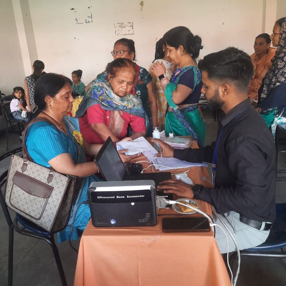 मुरादाबाद के कन्या कॉलेज में निशुल्क स्वास्थ्य शिविर:छात्राओं, महिलाओं और स्थानीय लोगों की हुई जांच