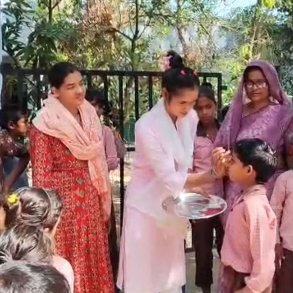 हाथरस में नया शैक्षिक सत्र शुरू:बच्चों का रोली-टीका लगाकर स्वागत, स्कूलों को गुब्बारों से सजाया गया