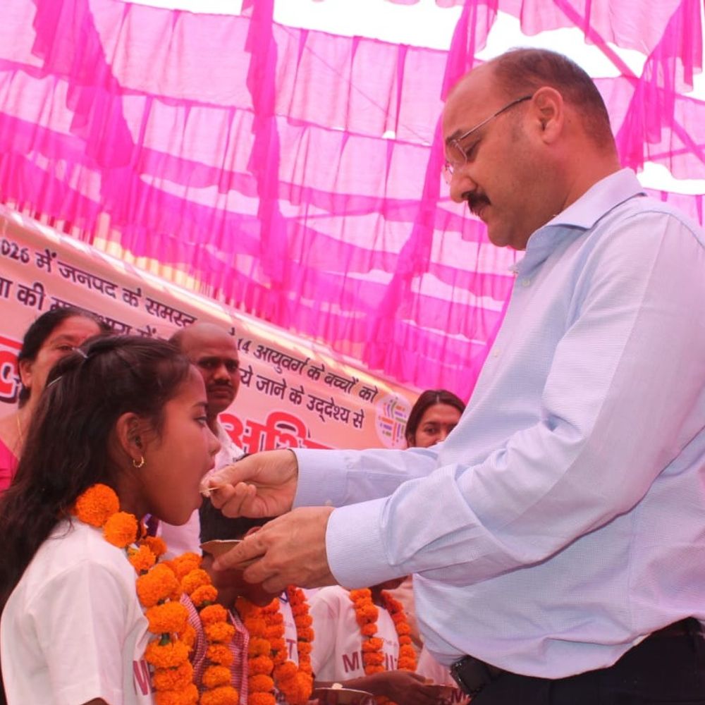 स्कूल चलो अभियान का शुभारंभ, डीएम ने प्रचार वाहन को:रजपुरा में पहले चरण का आरंभ, बच्चों के नामांकन पर जोर