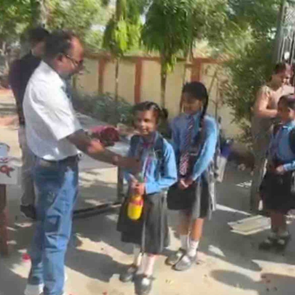 पुलिस मॉडर्न स्कूल में नए सत्र का शुभारंभ:विद्यारंभ संस्कार के साथ विद्यार्थियों का फूल वर्षा से स्वागत