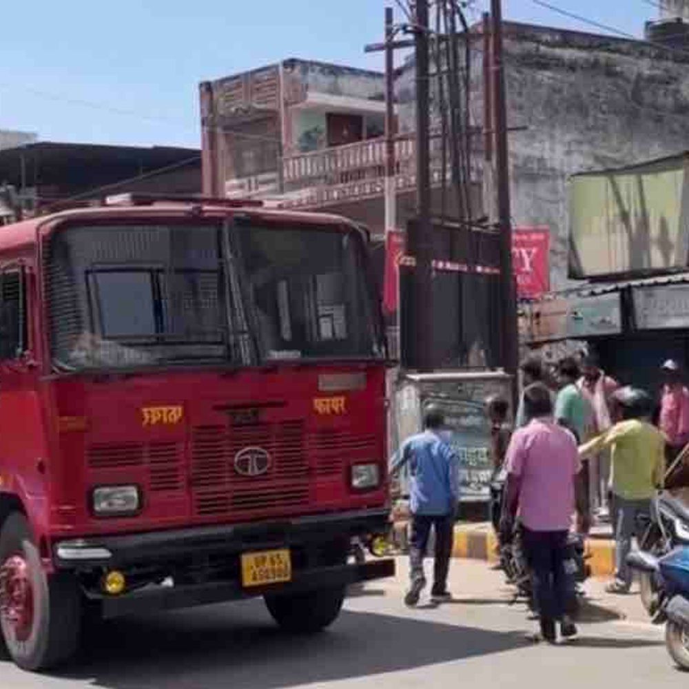 गोरखपुर में जला ट्रांसफार्मर का केबल बॉक्स:पास पड़े कूड़े से भड़की भीषड़ आग, आधे घंटे की मशक्कत के बाद पाया काबू