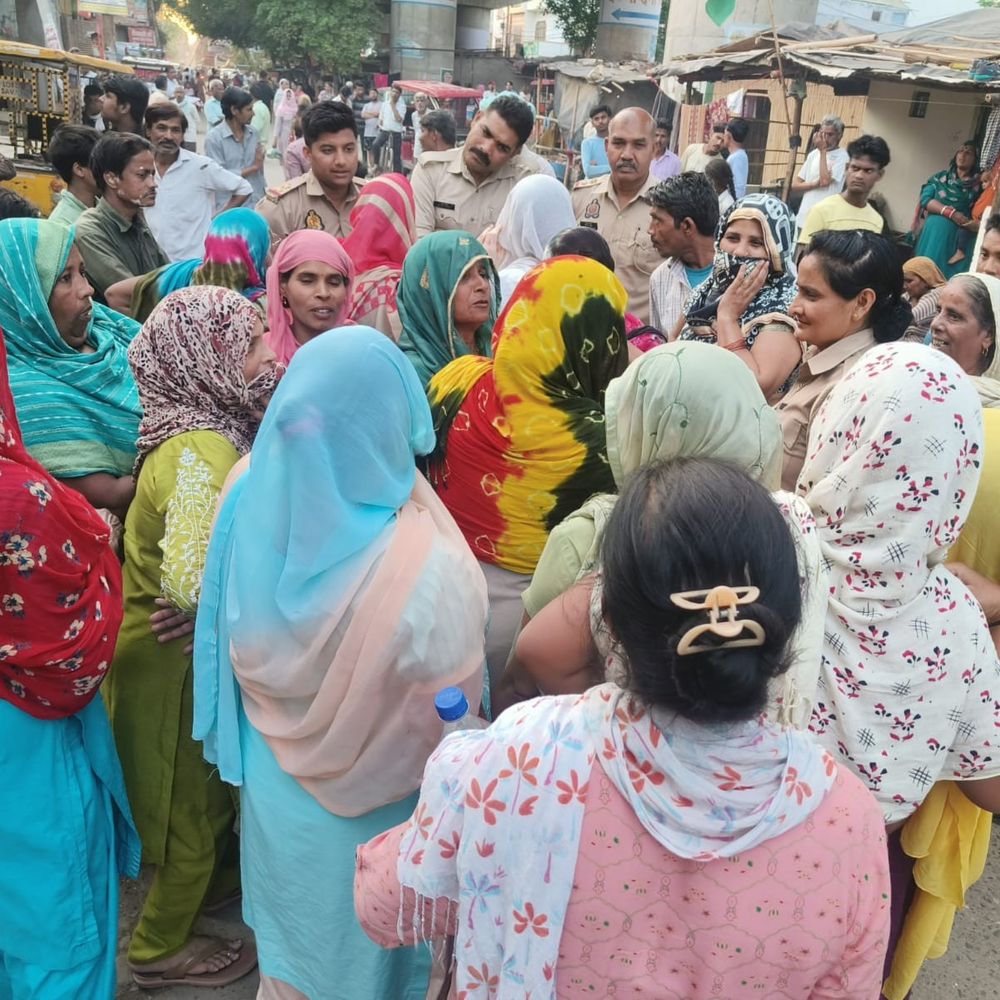 शराब की दुकान के विरोध में महिलाओं का प्रदर्शन:हापुड़ पुलिस ने समझा-बुझाकर भीड़ को शांत कराया