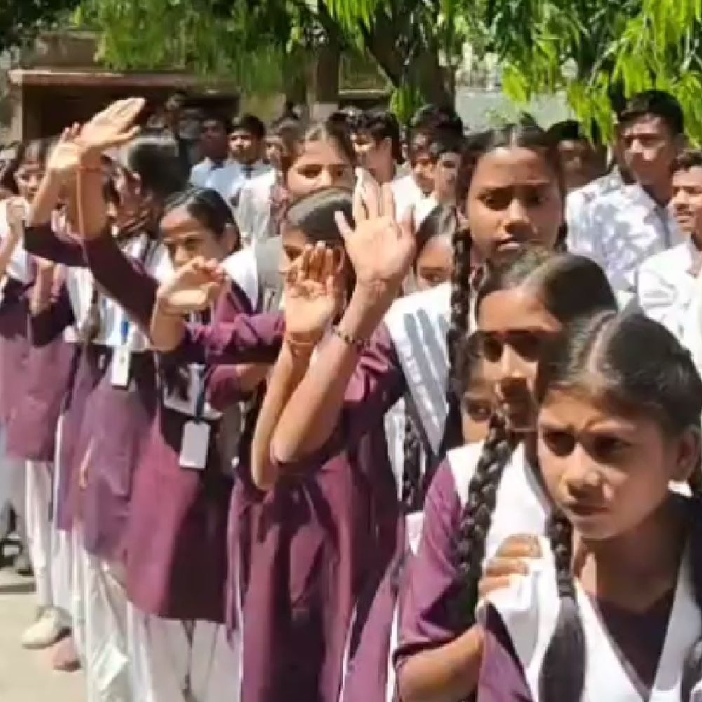 देवरिया में संचारी रोग नियंत्रण रैली:विशेष अभियान शुरू, सीडीओ ने हरी झंडी दिखाकर किया शुभारंभ