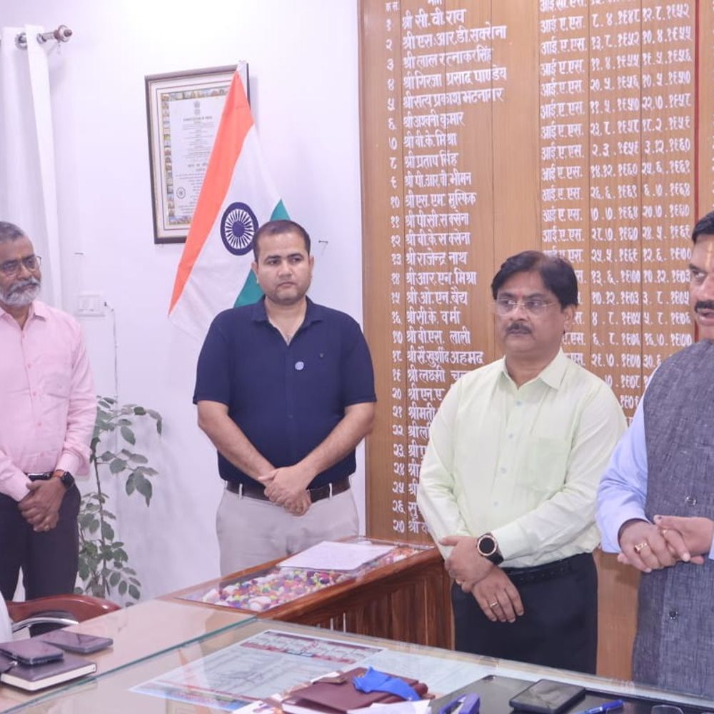 युवा उद्यमी योजना में जौनपुर प्रदेश में अव्वल:लक्ष्य से अधिक युवाओं को मिला ऋण, डीएम बोले- 4092 युवाओं को किया गया वितरण