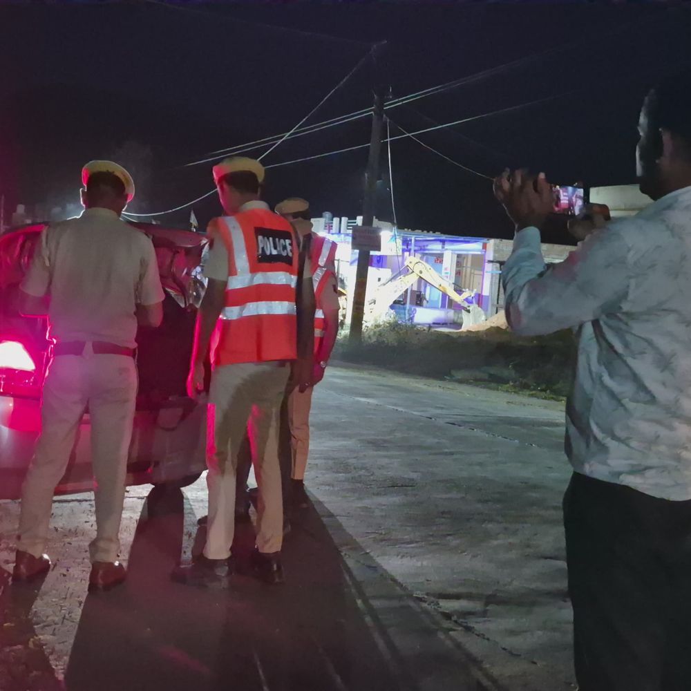 सलूंबर में देर रात पुलिस ने हाईवे पर बढ़ाई सख्ती:  सेंसिटिव चौकियों के बाहर लगी नाकाबंदी, एडिशनल एसपी-डीएसपी ने ली गाड़ियों की तलाशी – Salumber News