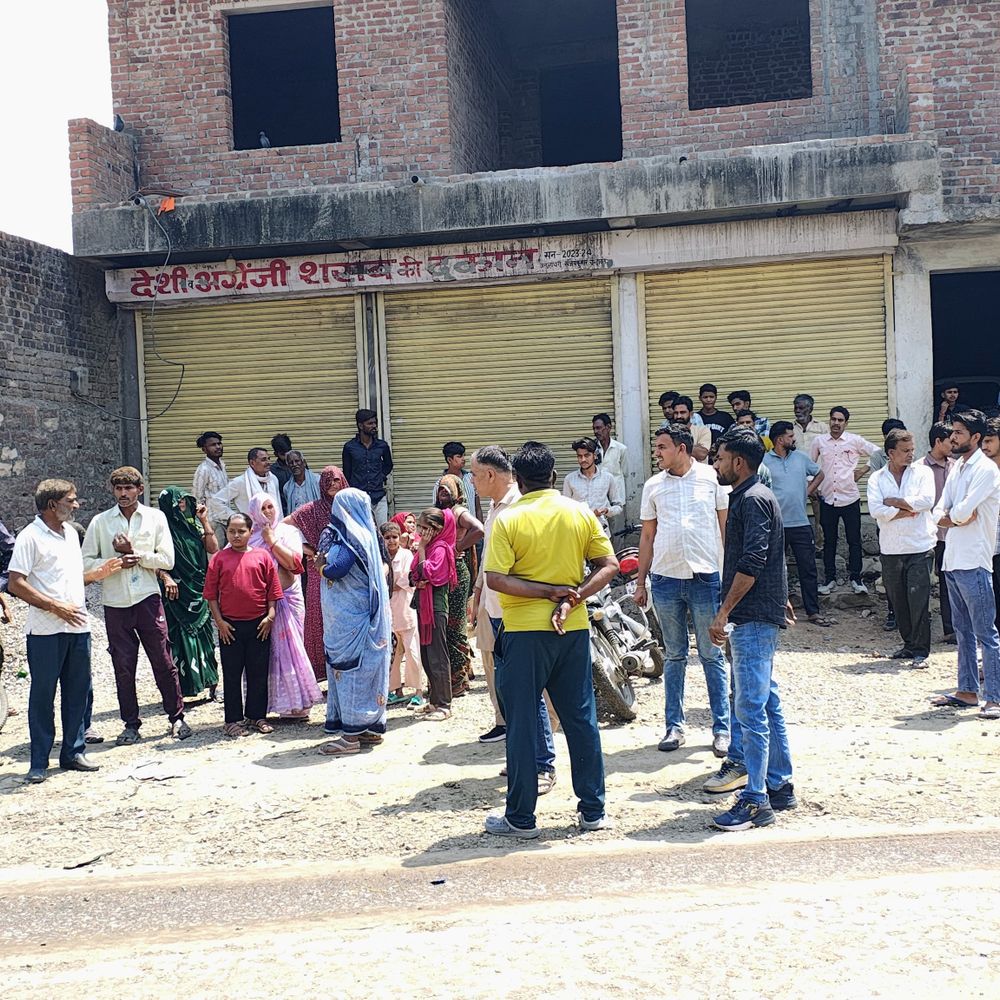 पनवाड़ में शराब ठेके के खिलाफ प्रदर्शन:  आबादी के बीच माहौल बिगड़ने का आरोप, पुलिस की समझाइश के बावजूद महिलाएं अड़ी – jhalawar News