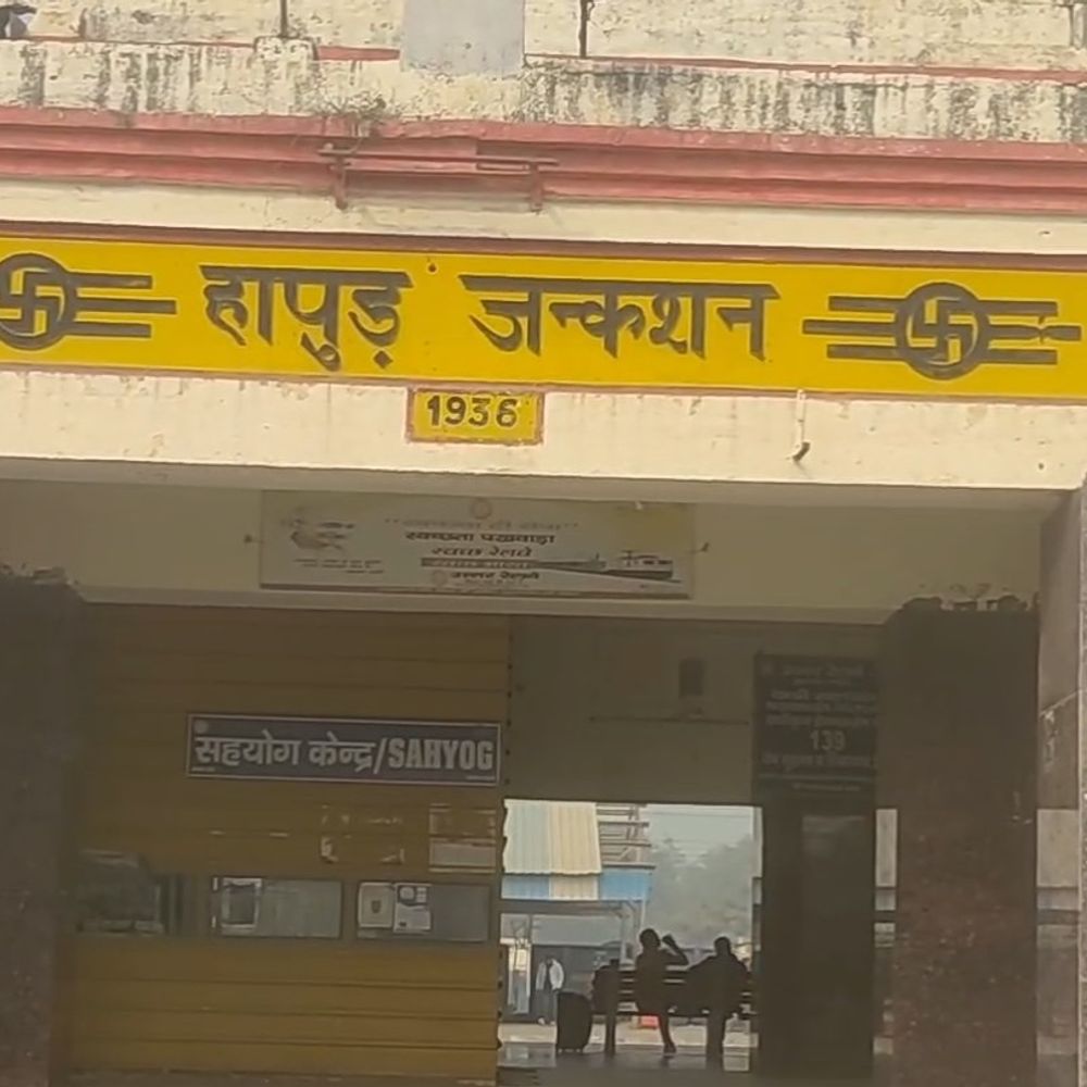 हापुड़ में युवती की ट्रेन से कटकर मौत:रेलवे ट्रैक पर हुआ हादसा, भाई ने की शव की पहचान