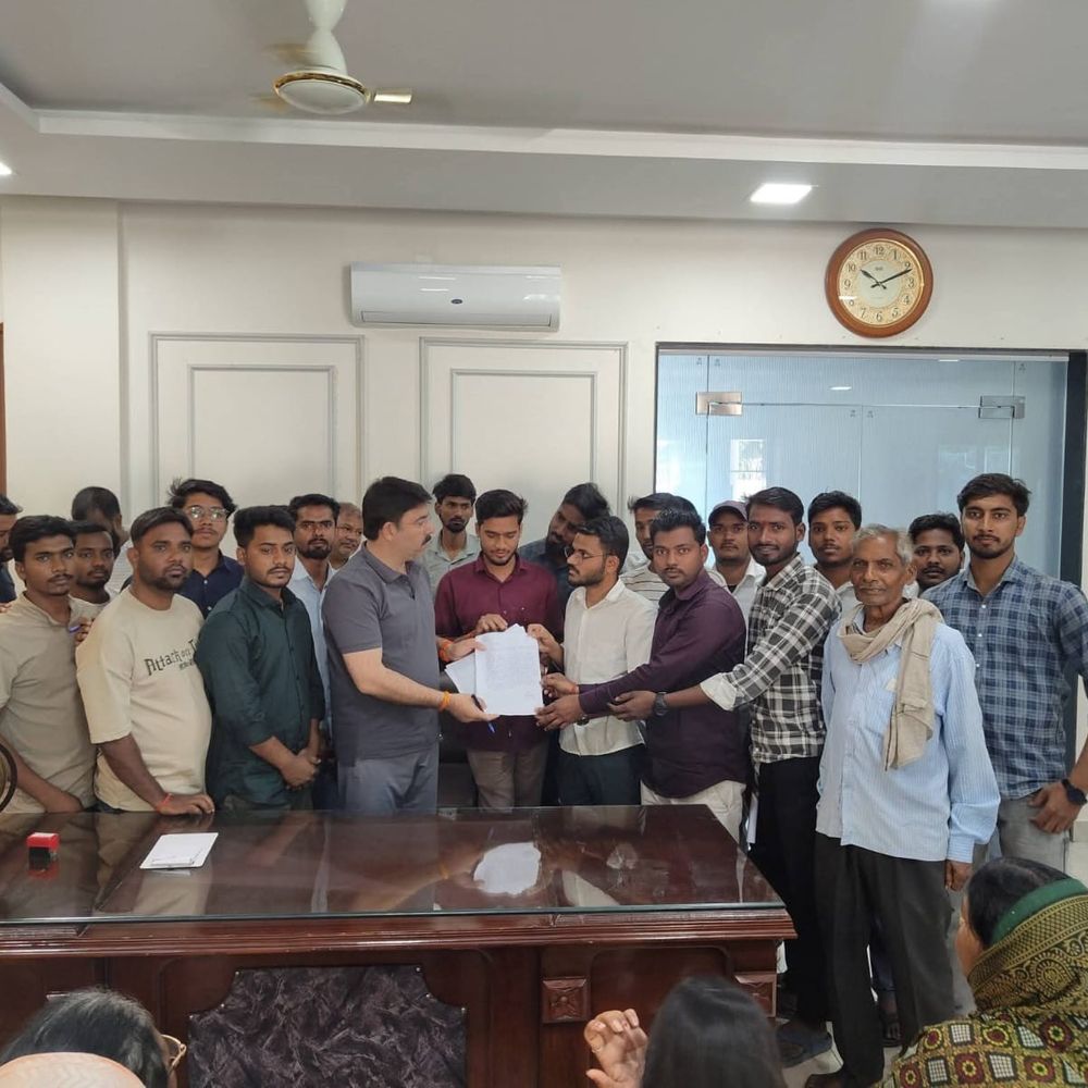 देवरिया में AGTA भर्ती में आरक्षण विसंगति:कृषि छात्रों ने विधायक से मिलकर उठाई समस्या, अभ्यर्थियों का हो रहा नुकसान