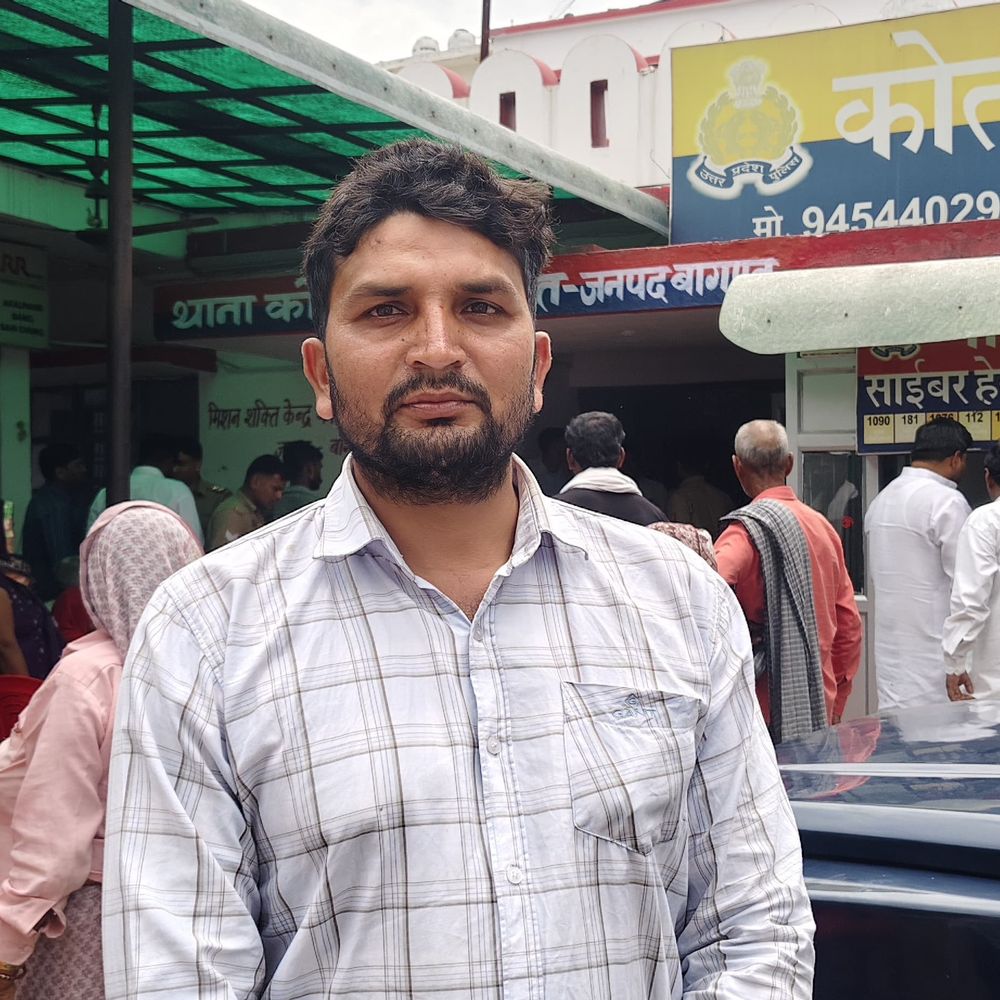 मुख्य गन्ना अधिकारी 15 हजार रिश्वत लेते गिरफ्तार:बागपत में लिपिक की शिकायत पर एंटी करप्शन टीम ने की कार्रवाई