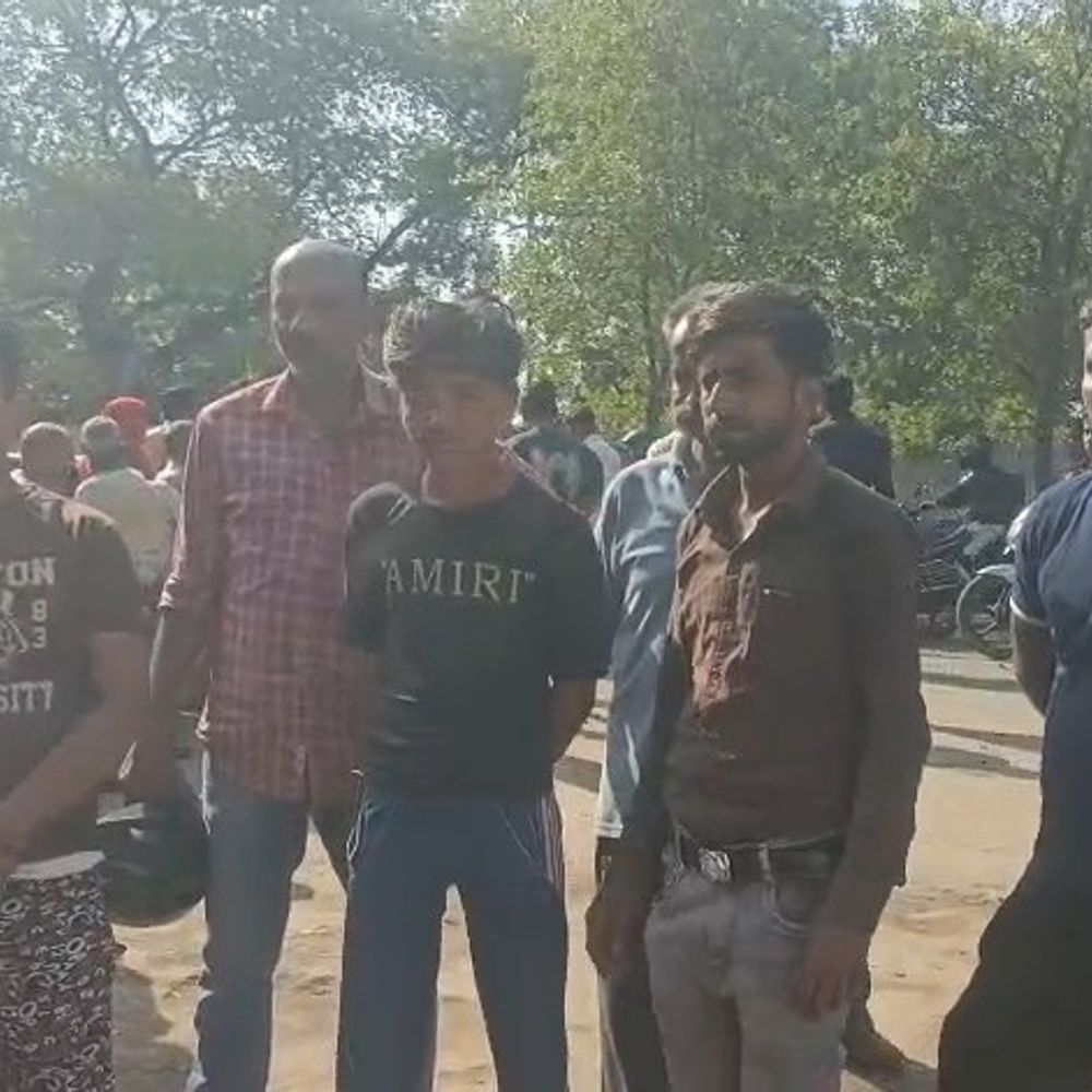 उन्नाव गैस एजेंसी पर उपभोक्ताओं का हंगामा:वितरण में मनमानी और कालाबाजारी का आरोप, प्रशासन से जांच की मांग